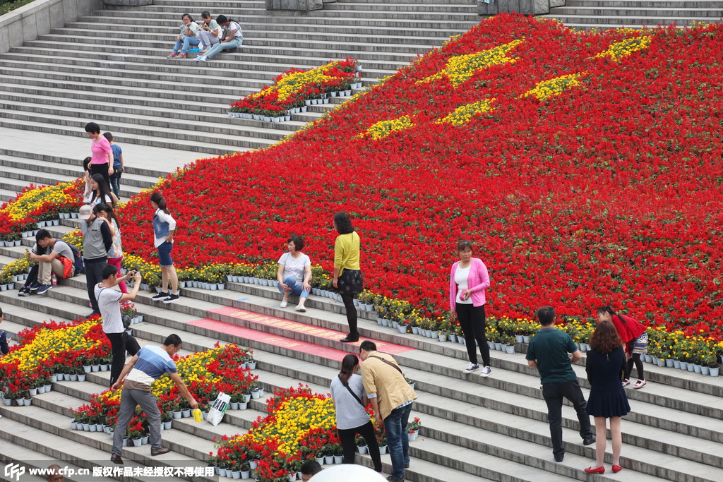 陕西西安钟鼓楼广场鲜艳的五星红旗为国庆节营造浓浓的节日气氛，迎新中国66周年华诞。
