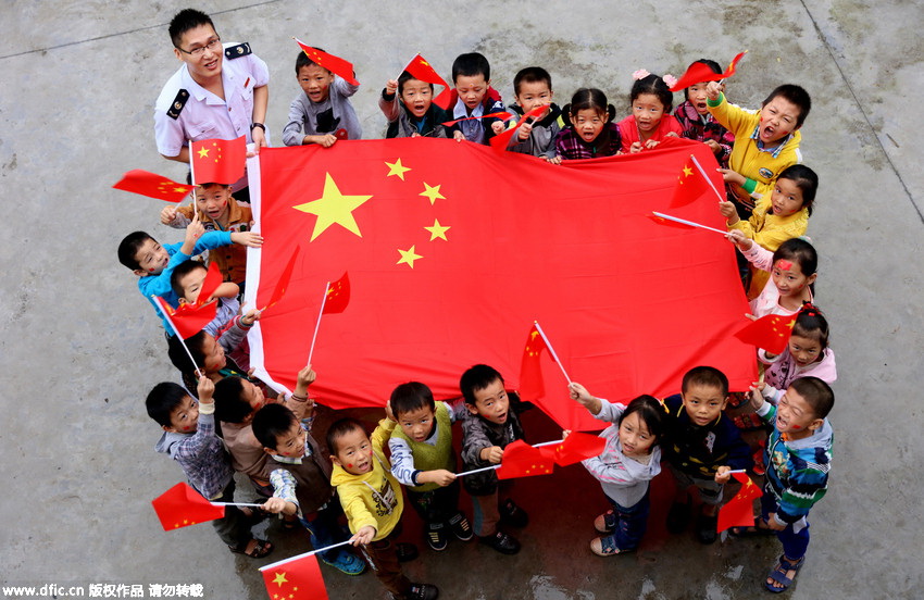 山东聊城大学美术学院大学生举办“我与国旗合影”活动，大学生利用手工、绘画等形式将生活中的元素融入到图片中，迎新中国66周年华诞。