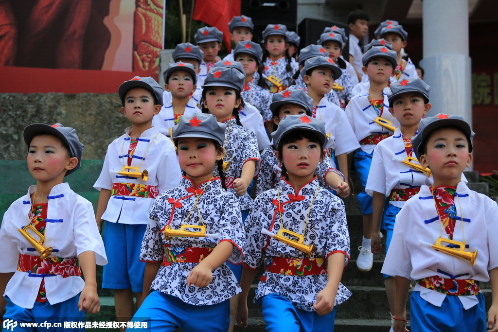 湖南湘西，吉首大学师范学院附属小学举行“祖国在我心中”红歌演唱会，迎新中国66周年华诞。