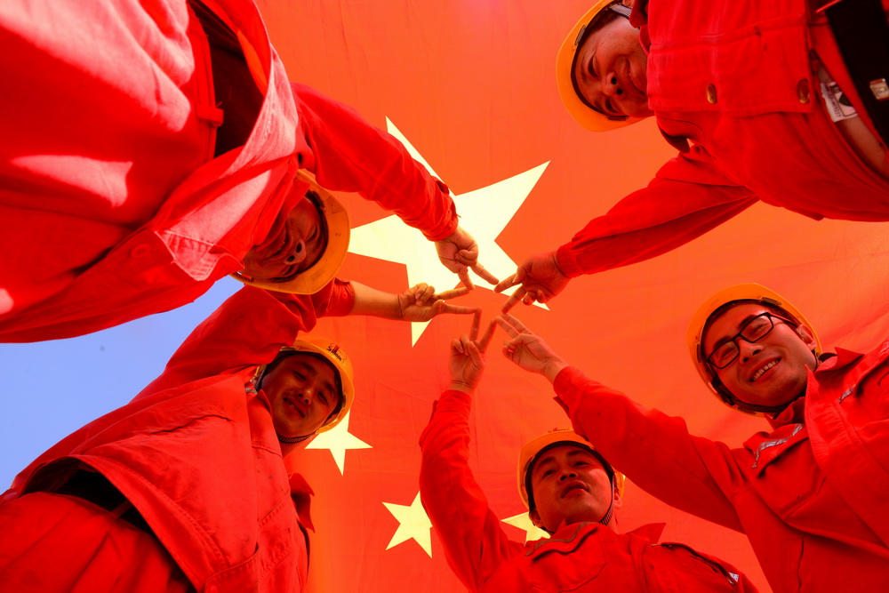 组图:中石化员工在岗位上庆祝祖国生日