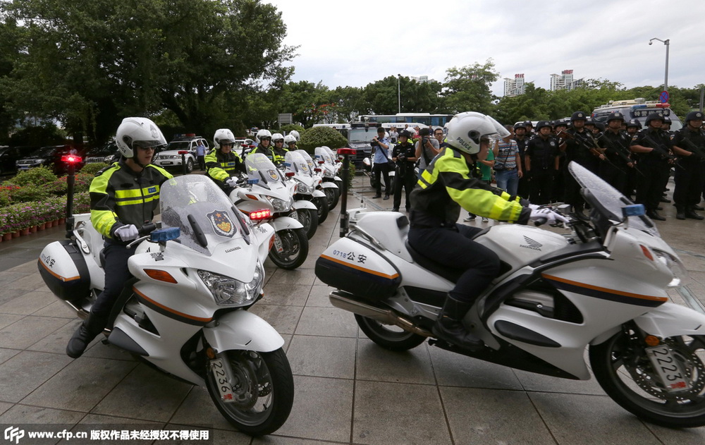 海南三亚:国内首支旅游警察队伍挂牌成立