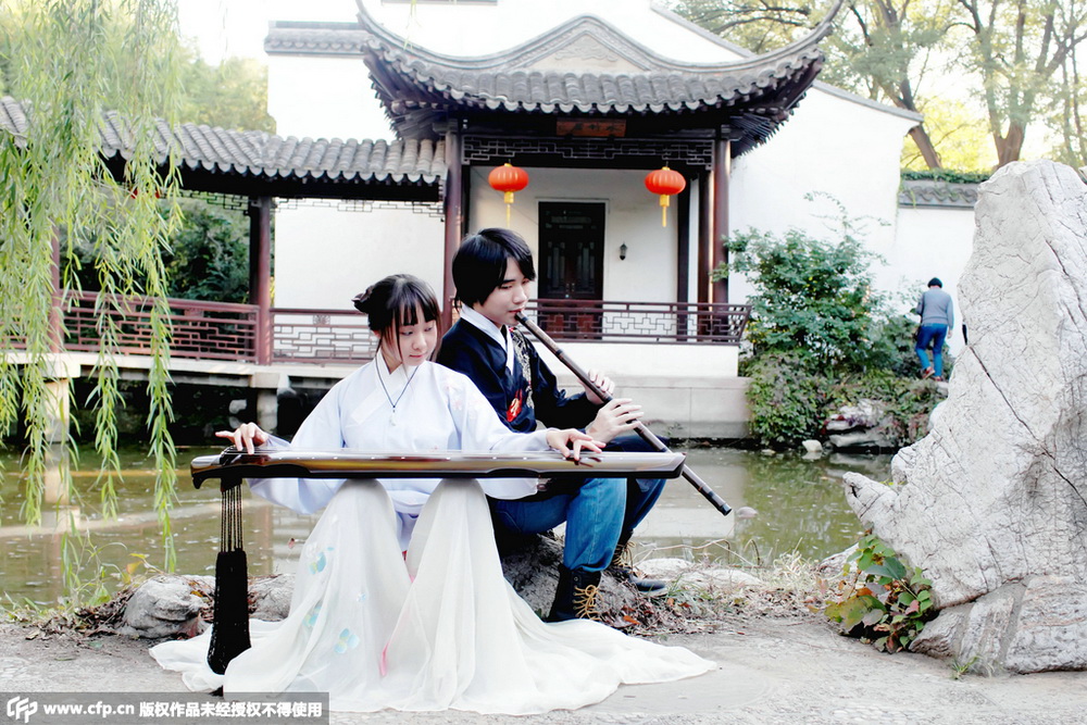 北京:大学生学习传统汉服礼仪 张弓射箭弹古琴