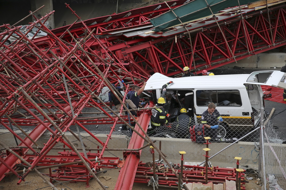 南非高速路附近大桥坍塌 致2人死亡20人受伤