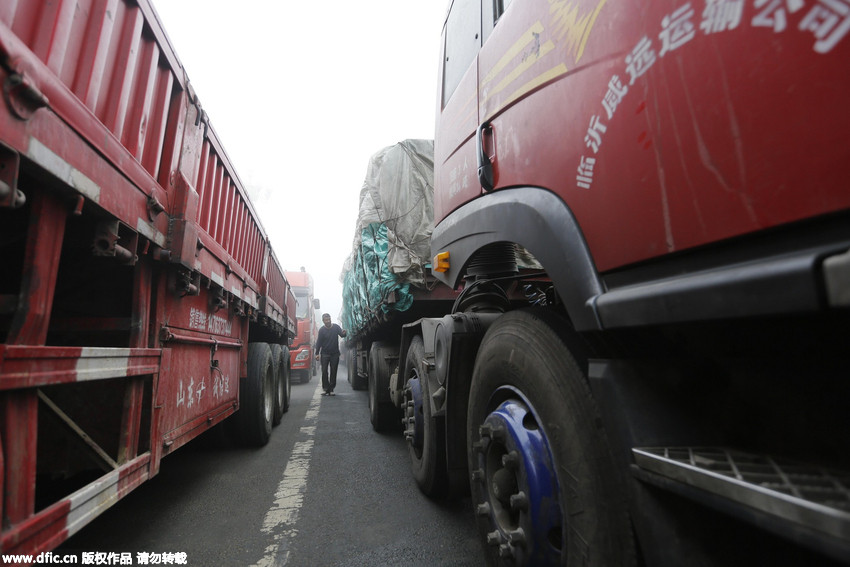 大雾漫天致江苏多地高速公路封闭