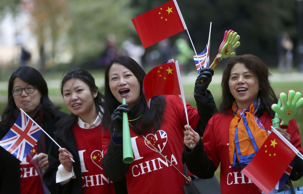 英国伦敦华人高举中英国旗 欢迎习主席到访