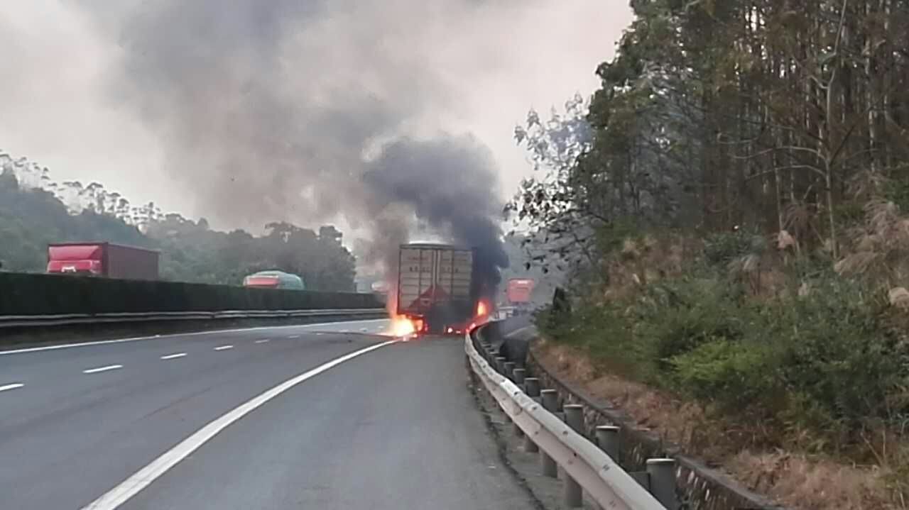 江西赣州大广高速一货车自燃致道路受阻