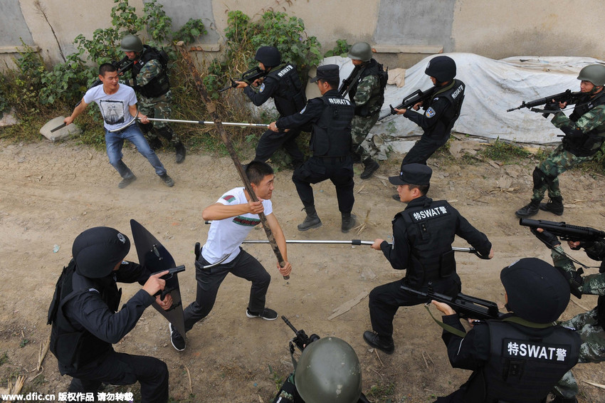 安徽滁州:军警联合举行"反劫持"处突演练