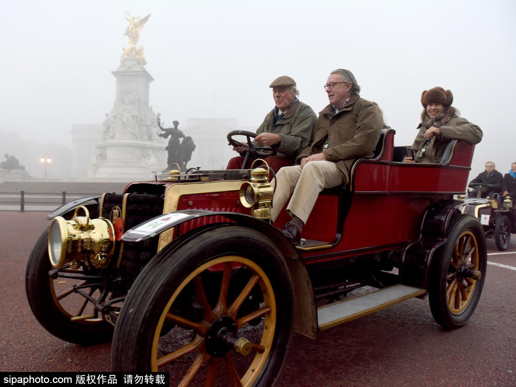 英国举行伦敦至布莱顿老爷车赛 浓雾中穿梭街
