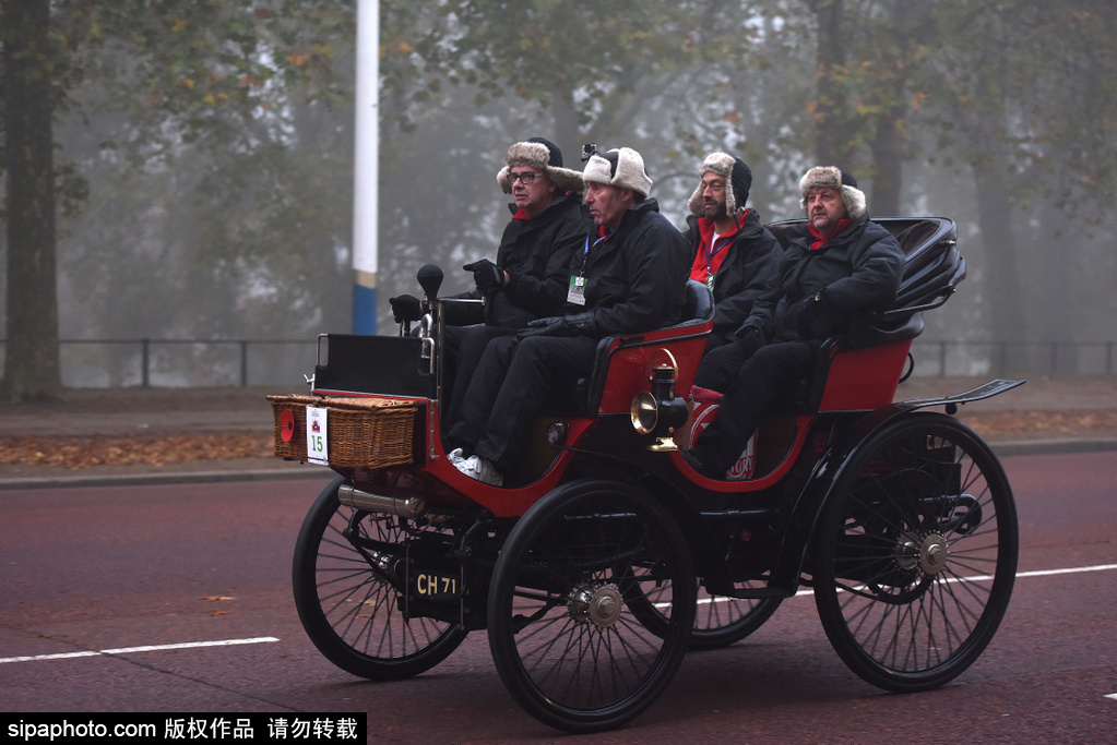 英国举行伦敦至布莱顿老爷车赛 浓雾中穿梭街