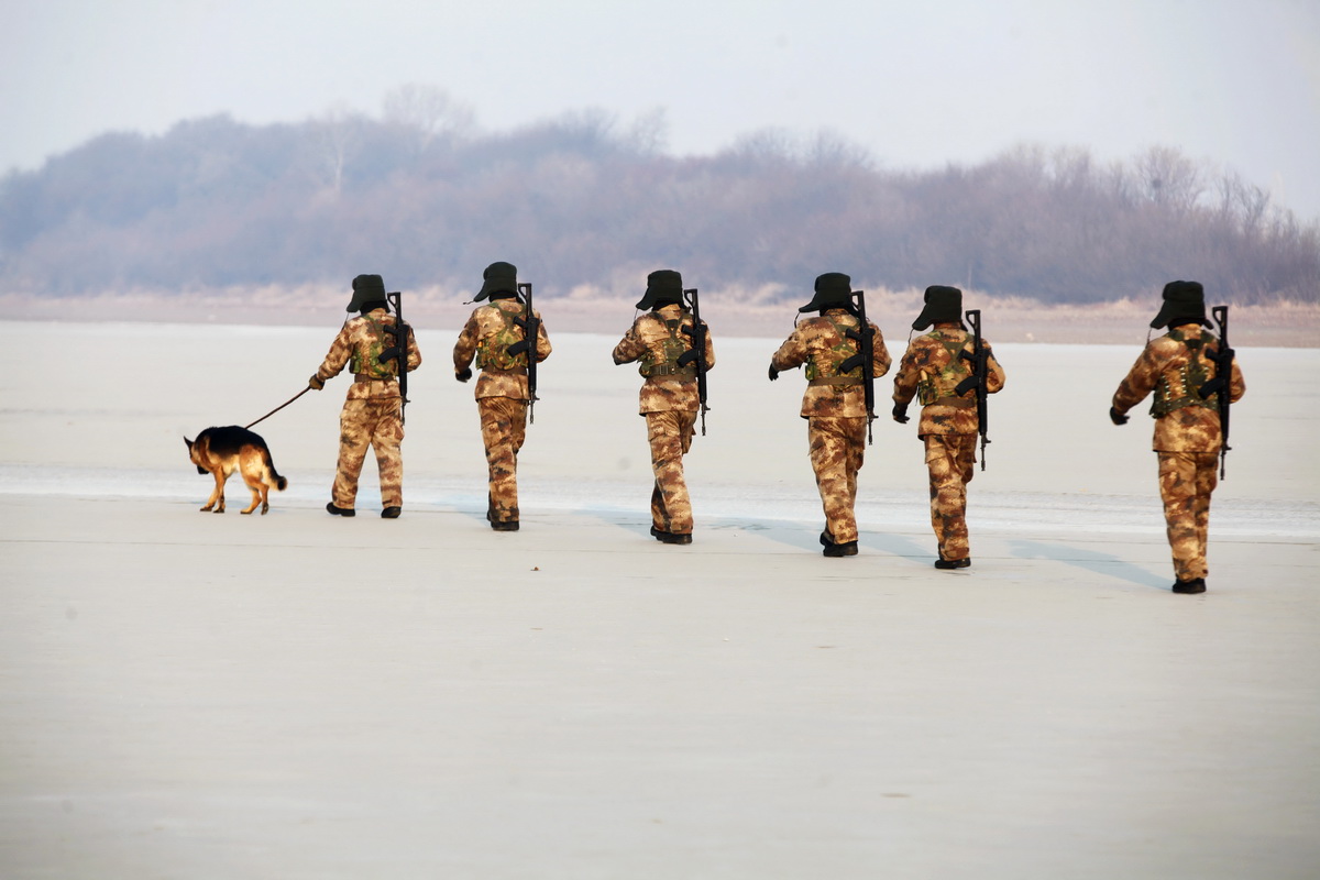 黑龙江黑河气温降至-17℃ 边关哨兵踏寒冰为祖