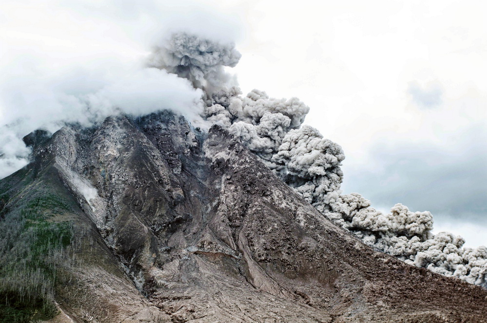 印尼锡纳朋火山再度喷发 火山灰直冲云霄