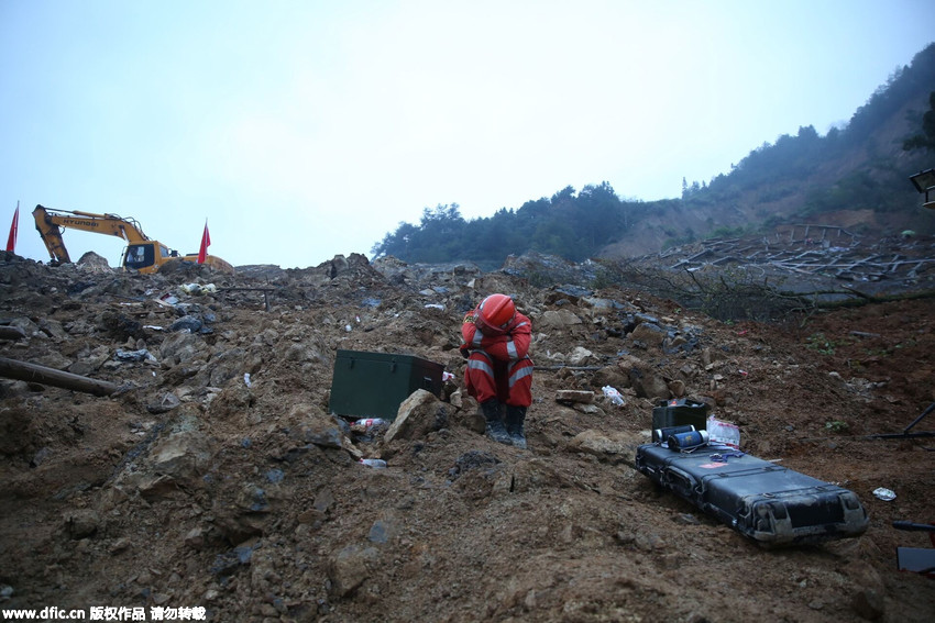 连夜人口_连夜爬上崆峒山表情包(2)