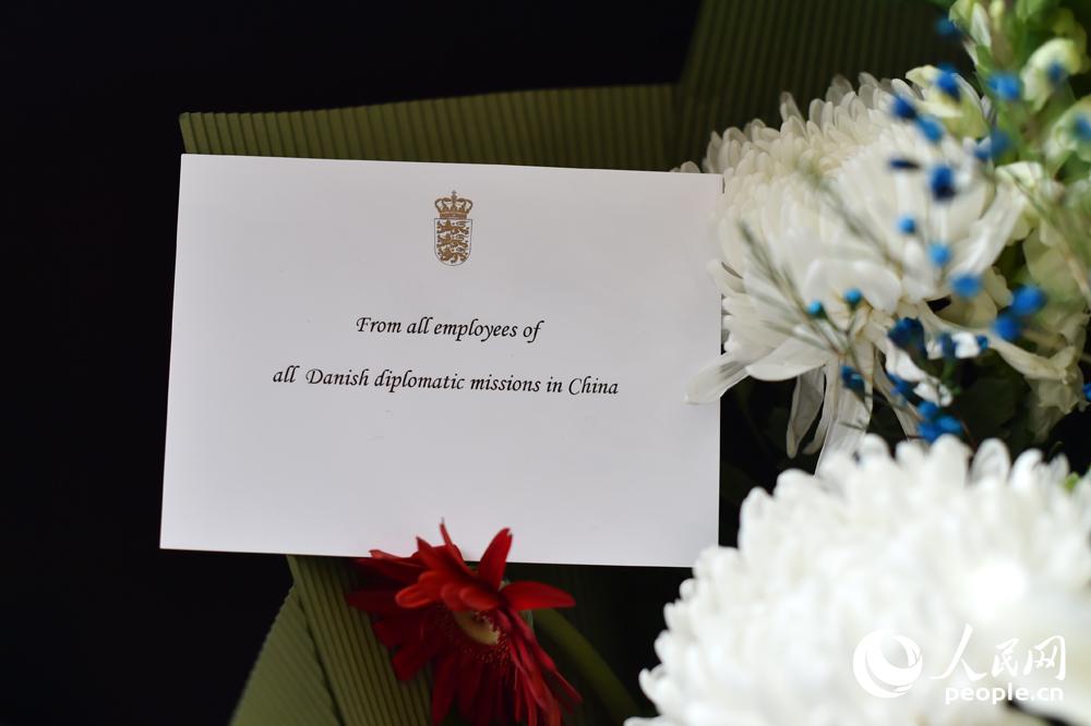 法国驻华使馆吊唁处摆满了鲜花和蜡烛。