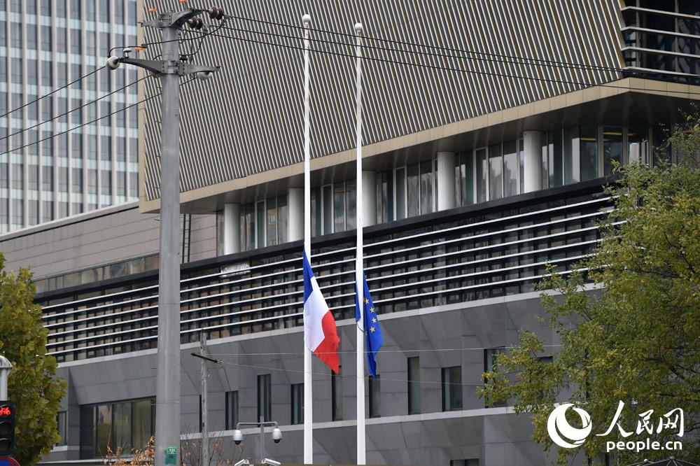 11月17日，法国驻华使馆降半旗向巴黎系列恐怖袭击中的遇害者致哀。