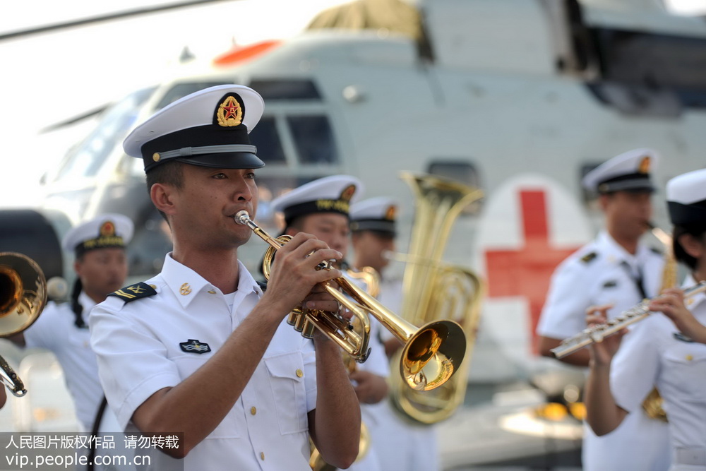 当地时间11月18日上午，在墨西哥阿卡普尔科港，中国海军和平方舟医院船水兵军乐队员正在欢送仪式上演奏。江山/人民图片