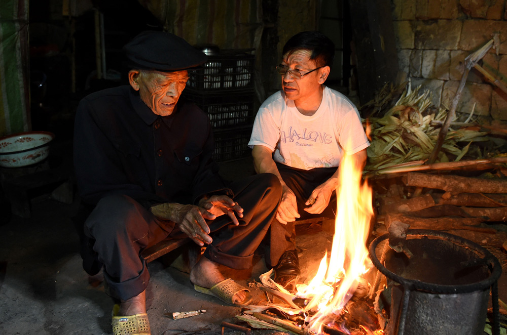 “袖珍校長”熊朝貴（右）回到幾公里外的老家看望70多歲的老父親（11月17日攝）。熊朝貴不僅要負擔老父親和殘疾弟弟的生活，還要負擔自己家的生活，加上對貧困學生的資助，他每月的工資幾乎沒有剩余。