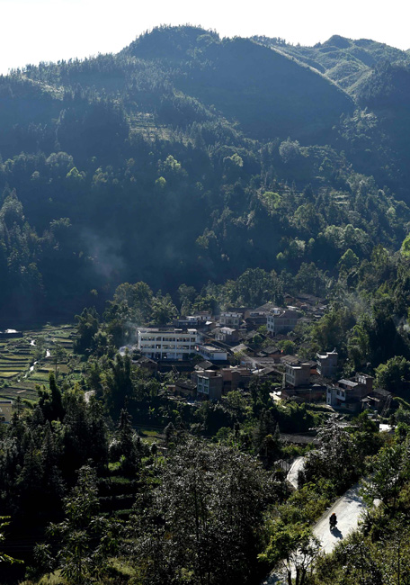 这是云南省文山壮族苗族自治州马关县夹寒箐镇么龙村一景，画面中间的白色建筑就是么龙小学（11月17日摄）。