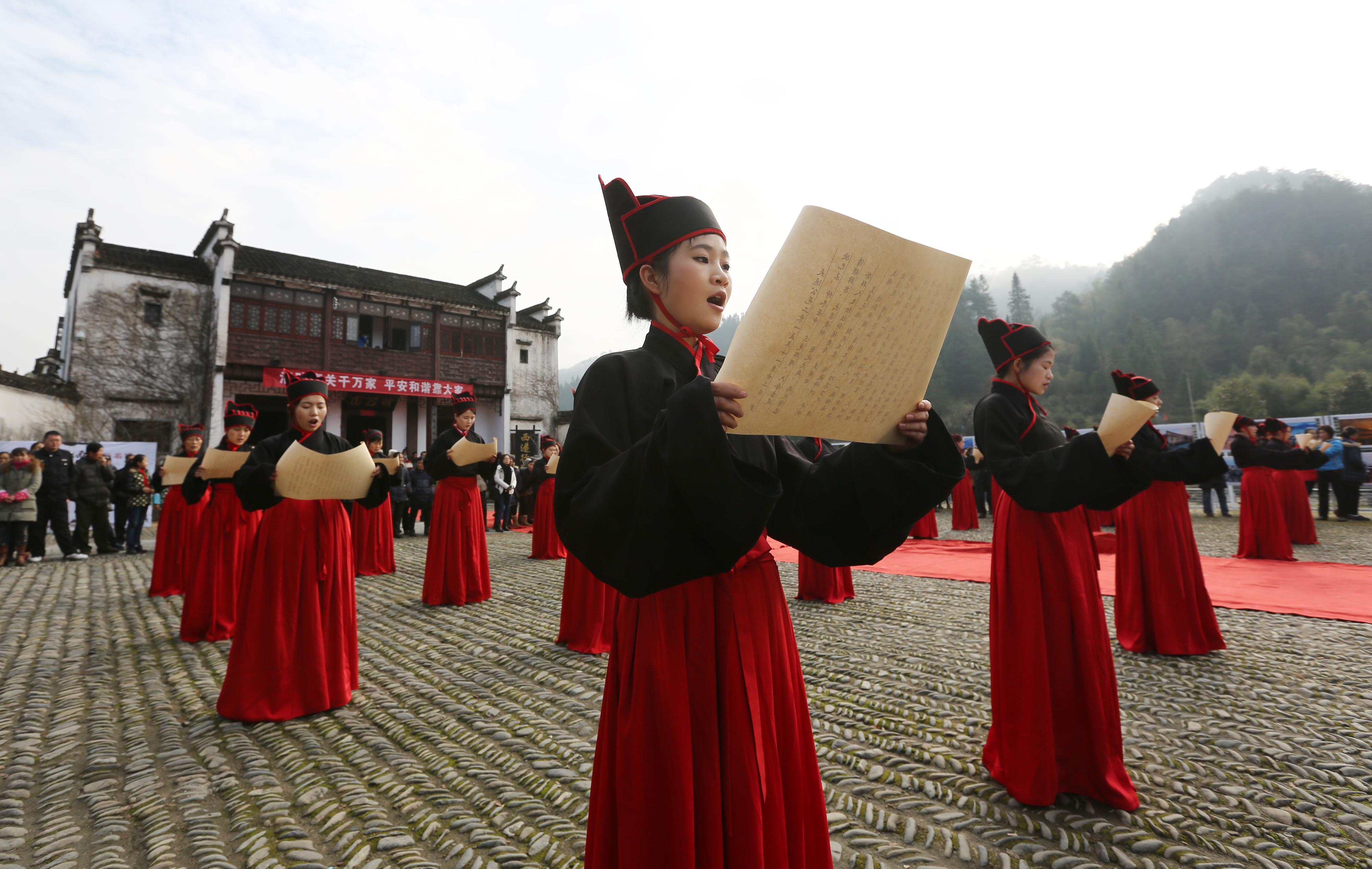 中国正能量_神州风采_安徽黄山:冬至祭祖 祭祀人员着汉服祭黄帝