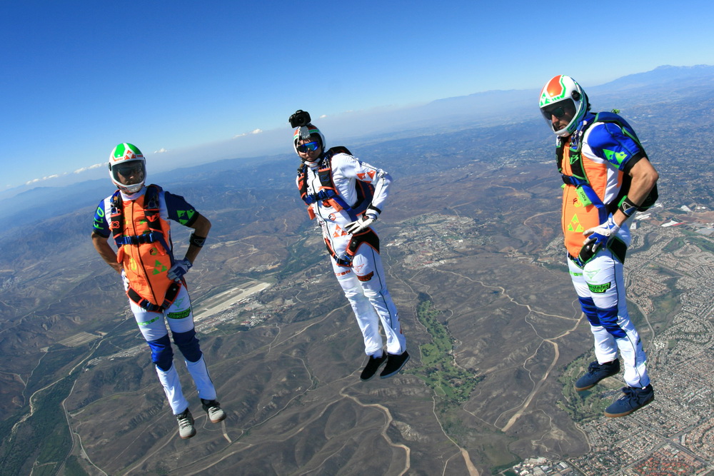 美国运动员高空跳伞 花样翻转挑战极限