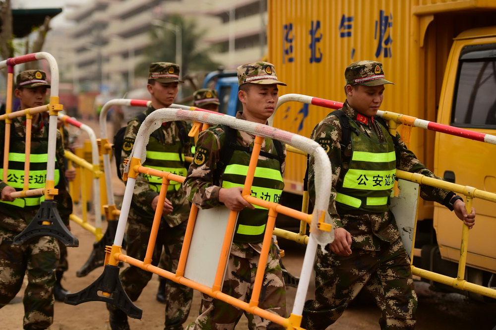 2015年12月23日,广东深圳,广东边防总队机动支队官兵坚守在现场.