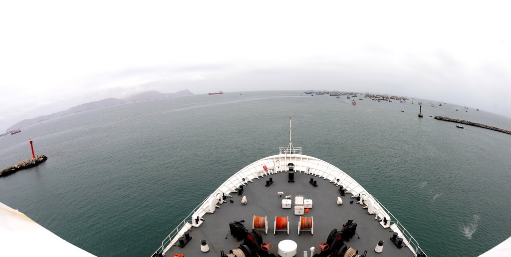 中国海军和平方舟医院船从秘鲁启程返航