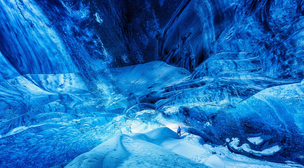 法国摄影师穿越冰岛拍摄冰洞 湛蓝世界呈现窒