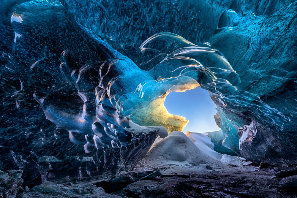法国摄影师穿越冰岛拍摄冰洞 湛蓝世界呈现窒