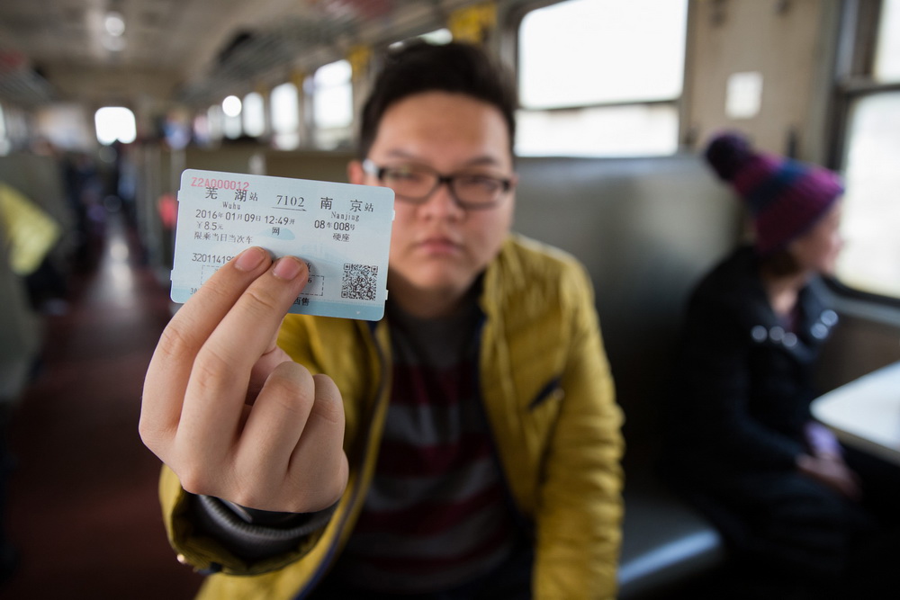 2016年01月03日，“火车迷”李子傲在展示他提前购买的最后一天7102次列车车票。