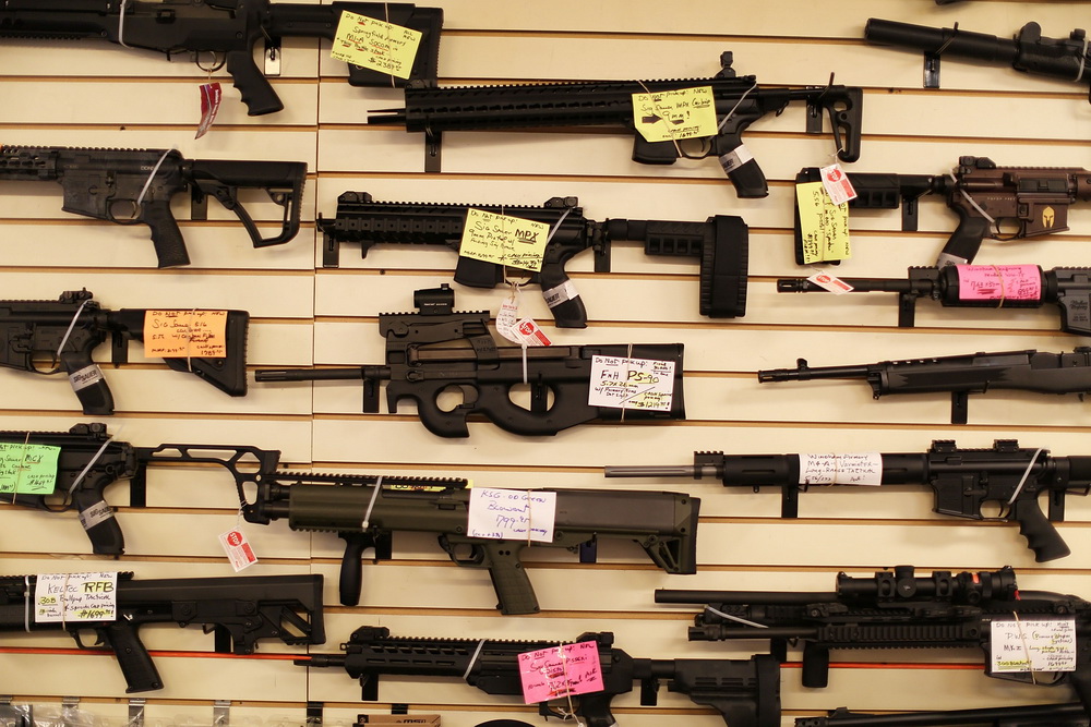 奥巴马绕开国会强推控枪探访美国枪支商店