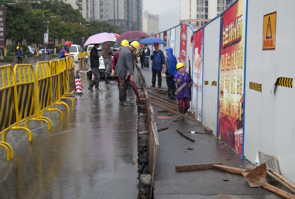 2016年1月5日，广州大道北怡新路突然地裂，裂缝达50米。  易峰/视觉中国