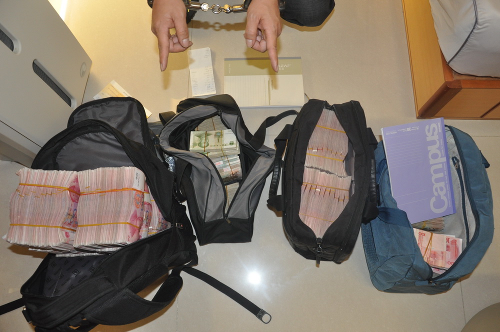 这是警方在地下钱庄缴获的赃款(2015年4月1日摄).