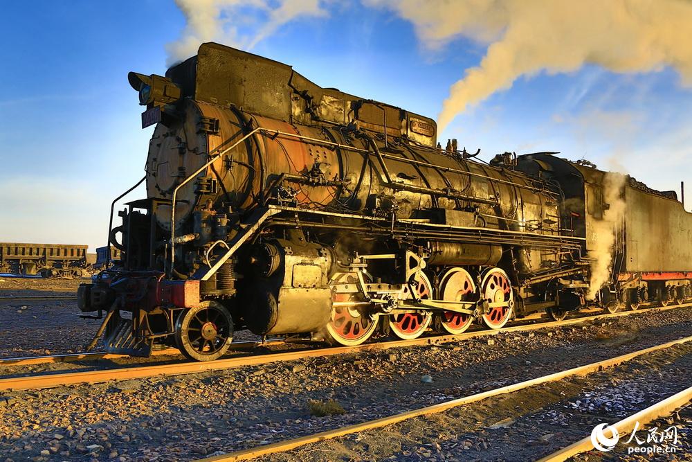 蒸汽火车通过，拉出的白烟与铁轨构成一幅美丽的画卷。代彬摄影