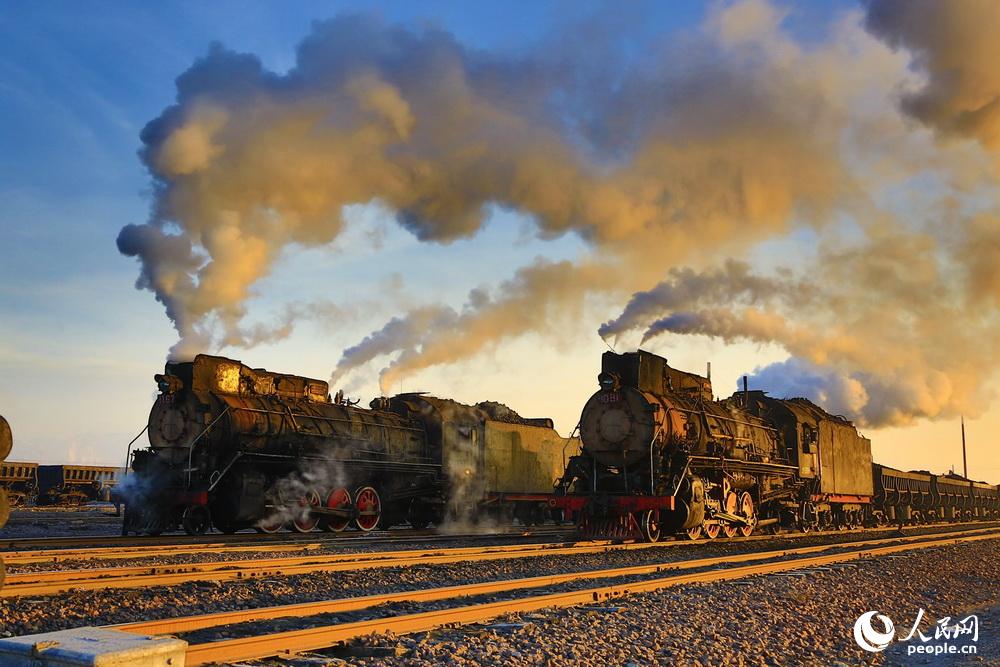 蒸汽火车通过，拉出的白烟与铁轨构成一幅美丽的画卷。代彬摄影