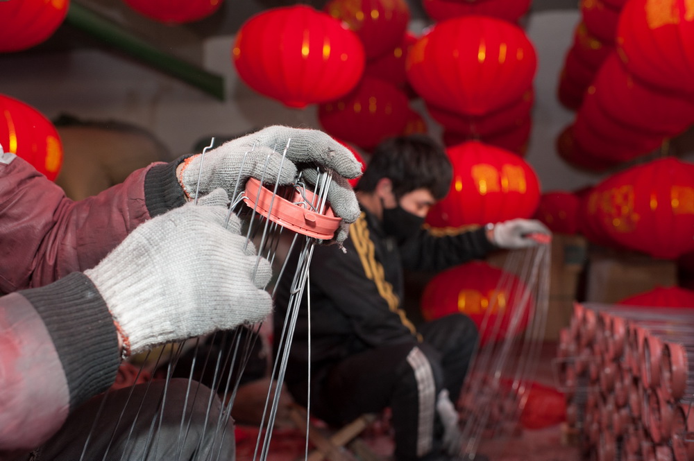 1月13日,在河北省石家庄市藁城区屯头村,工人在制作宫灯.