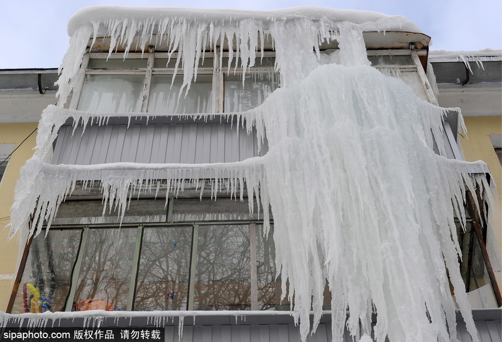 俄罗斯持续遭遇低温天气 居民楼现冰挂奇观