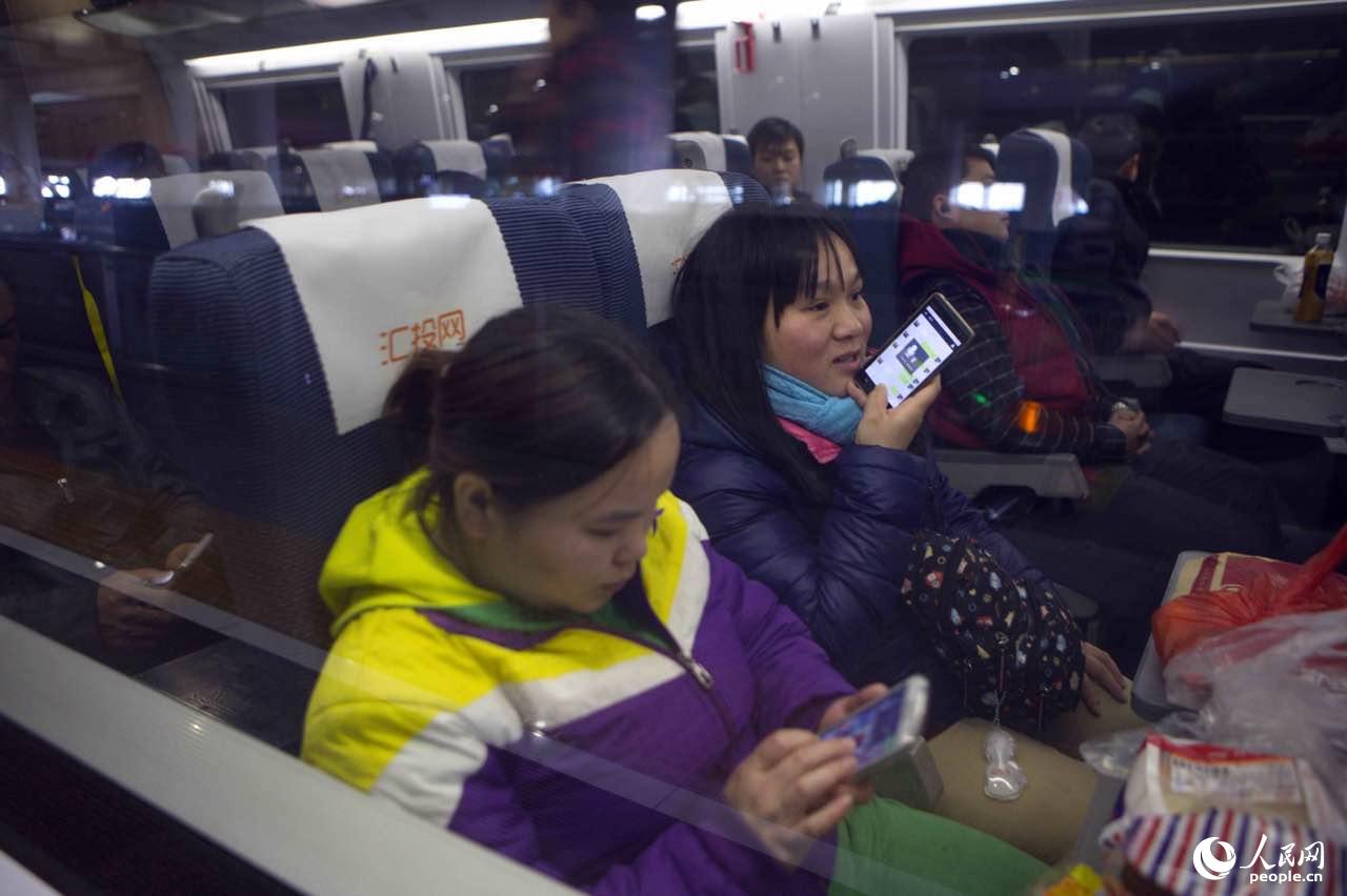广州火车站加开高铁转运受晚点影响旅客近万人--图片频道--人民网