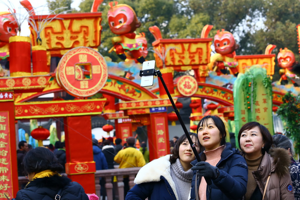 老天爷也给申城发了“新年大红包”——上海阳光明媚、气温回升，非常适合市民拜年走亲访友或游园赏花。图为城隍庙内游园的游客。上海青年报-东方IC