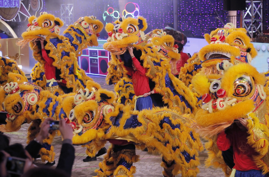 2016年2月8日，中国香港，主题为“环球乐园-新春派对”的香港猴年花车巡游国际汇演之夜，猴年大年初一晚如期在香港尖沙咀举办。10多部美轮美奂的主题花车和数十支表演队伍载歌载舞，轮番登场，与市民和游客一道共贺猴年新春佳节。据悉，新春花车巡游在晚上约22时结束，当晚巡游沿途有15万人观赏，大约一半是旅客，盛况空前。   舞狮队伍，吸引眼球。Vincent Yu/东方IC 