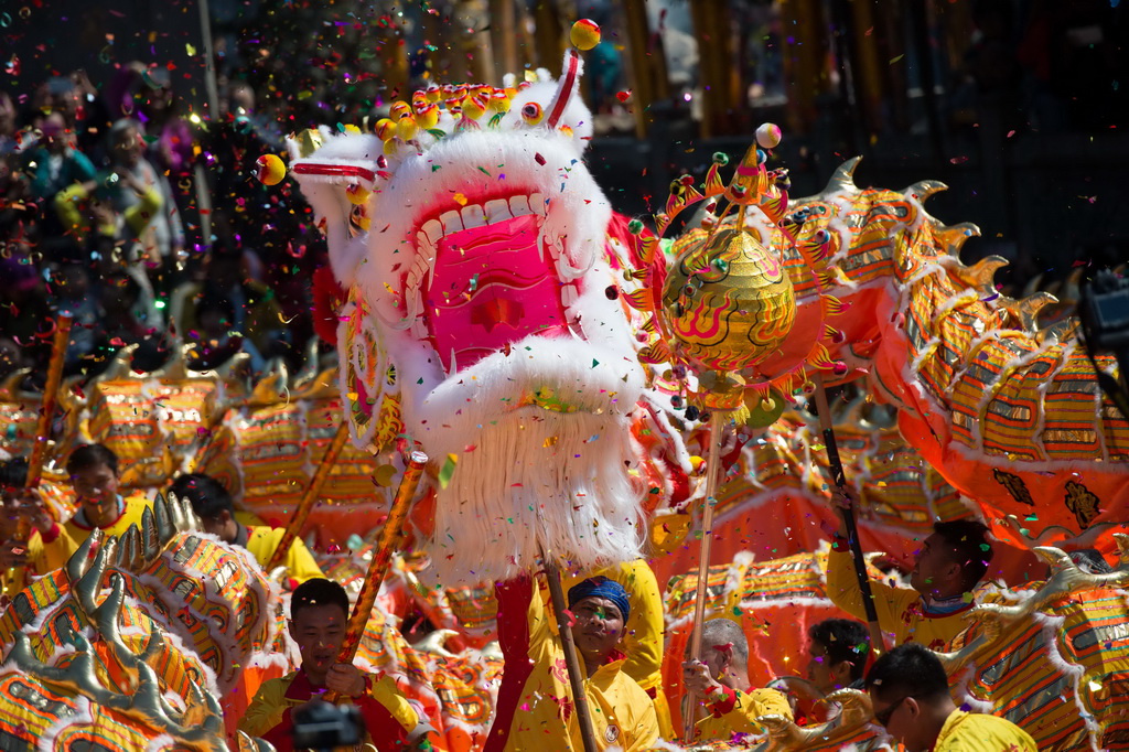2016年2月8日，中国澳门，中国年猴年大年初一，澳门旅游局、民政总署和文化局在大三巴和议事亭前地举办新春贺岁活动，金龙醒狮助庆、燃放爆竹，吸引大批当地居民与旅客围观，财神爷派利是和金元宝。现场，200多米长的金龙途经澳门多个主要景点，寓意澳门在猴年充满生机和活力，发展更上一层楼。有旅客认为澳门过年气氛热闹，有中式和西式建筑，加上传统的新年春习俗，感觉特别新奇。mayokyo/东方IC 