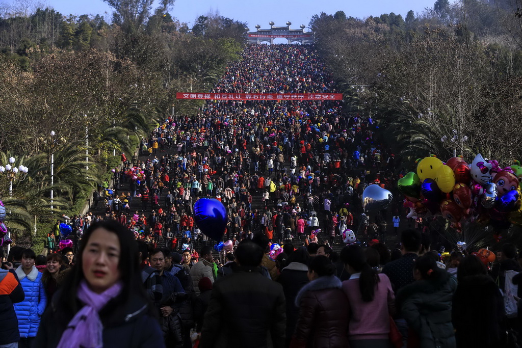 　2016年2月8日，正值大年初一，云阳上万名群众纷纷走出家门，来到万里长江第一梯——云阳登云梯，登高远望，选择健身方式过新年。重庆云阳市民选择登高健身过新年。刘兴敏/东方IC 