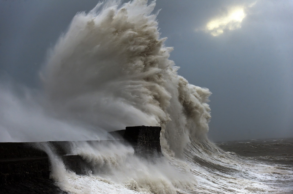 风暴伊莫金席卷欧洲多国 巨浪如猛兽般袭来