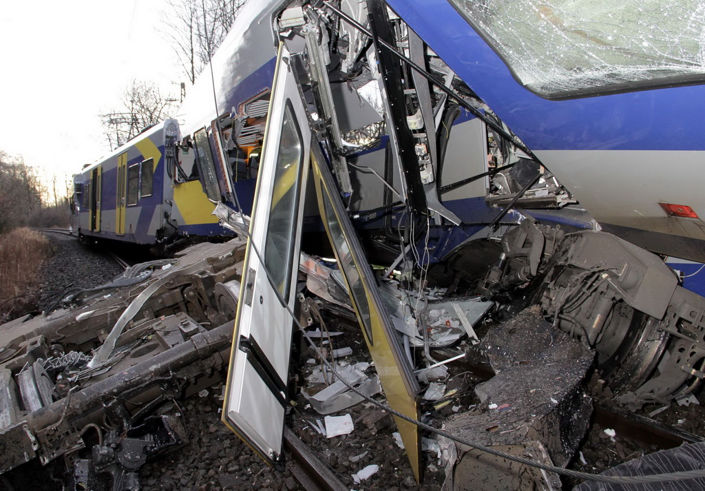 德国南部两列火车相撞致百余人伤亡