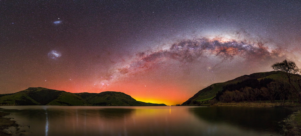 摄影师拍摄拱形窒息星河美景 若一条星桥悬于夜空