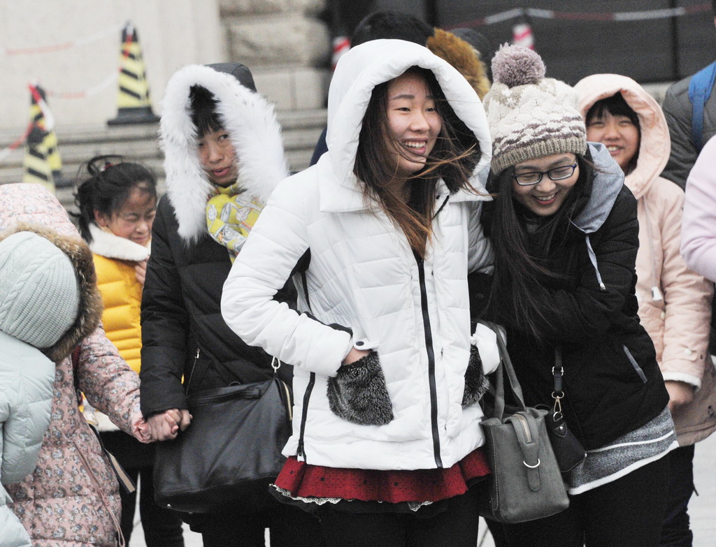 上海:寒潮来袭天降冰粒子 猴年首个工作日降