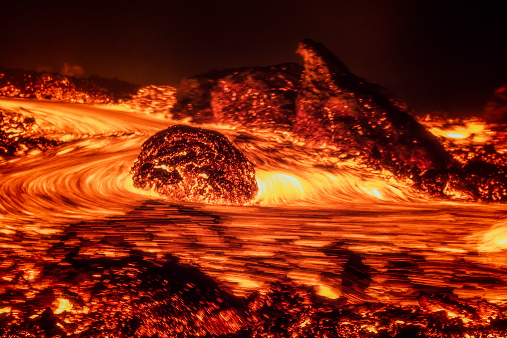 摄影师近距离拍摄喷发火山 岩浆汹涌如地狱一般