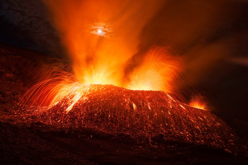 摄影师近距离拍摄喷发火山 岩浆汹涌如地狱一般【2】