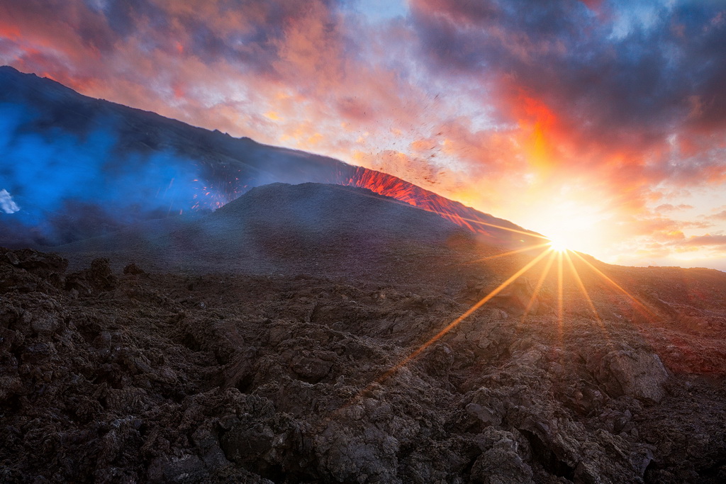 摄影师近距离拍摄喷发火山 岩浆汹涌如地狱一般【4】