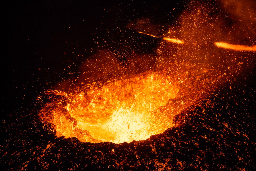 摄影师近距离拍摄喷发火山 岩浆汹涌如地狱一般【3】