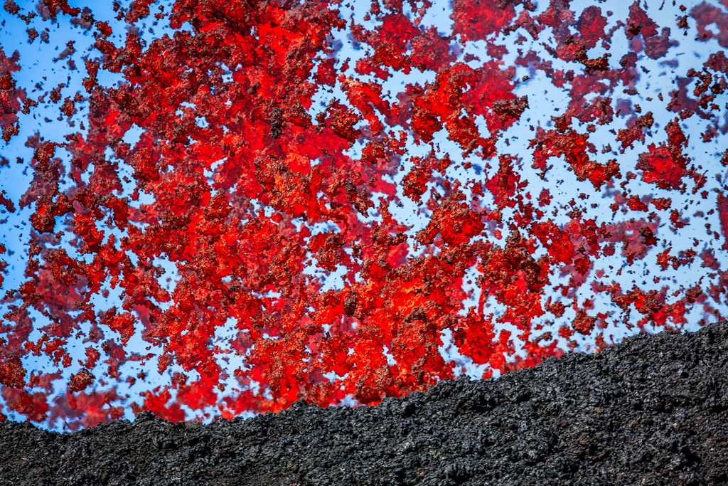 摄影师近距离拍摄喷发火山 岩浆汹涌如地狱一般【5】
