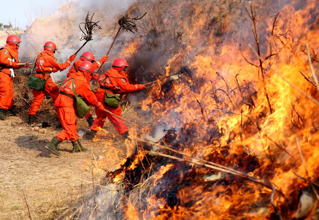 四川凉山举行森林灭火演练--图片频道--人民网